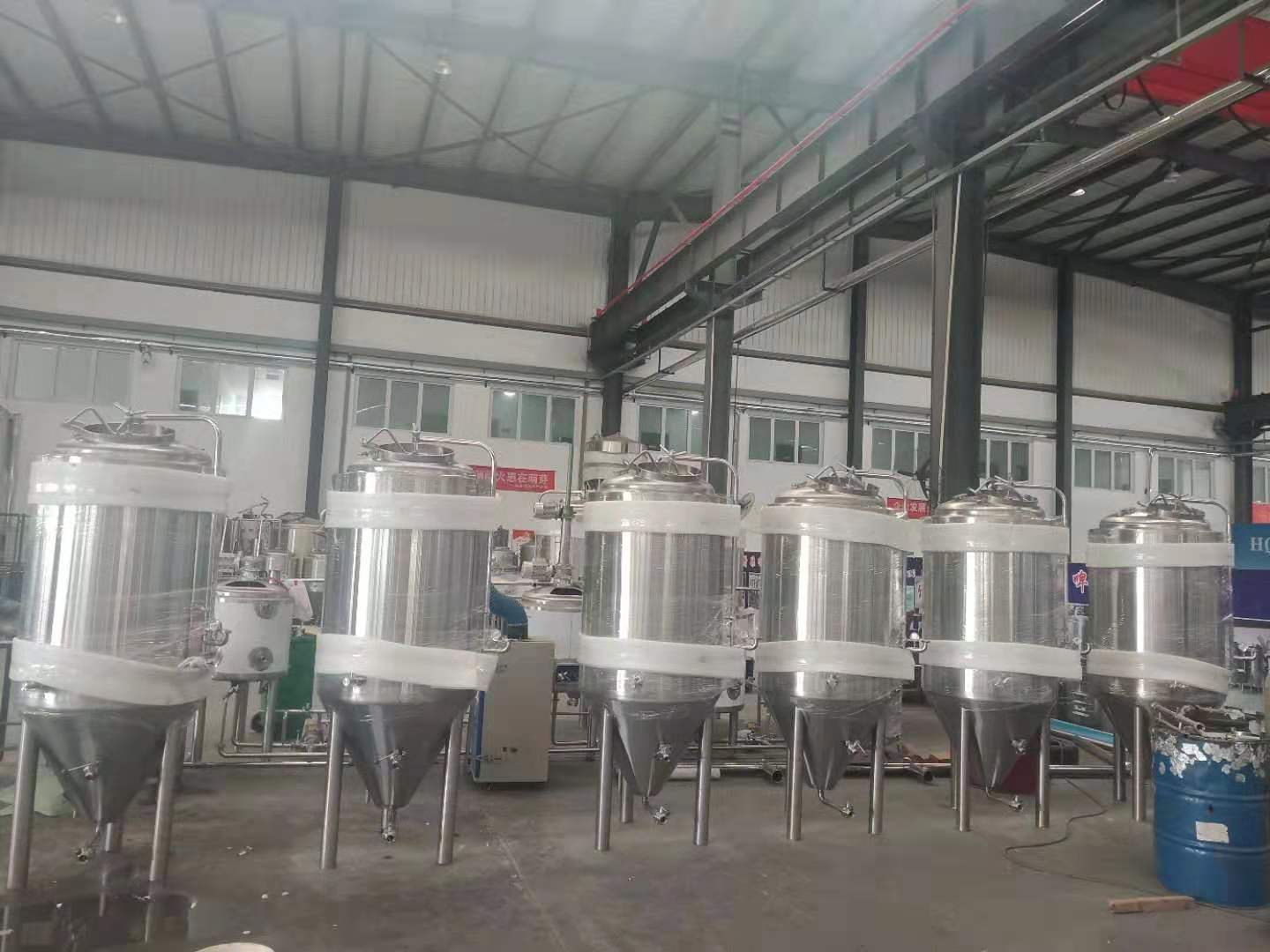 不銹鋼啤酒設(shè)備發(fā)酵罐 不銹鋼啤酒設(shè)備發(fā)酵罐